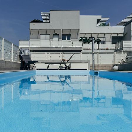The Prince - Luxury Apartments With Pool Пескьера-дель-Гарда Экстерьер фото