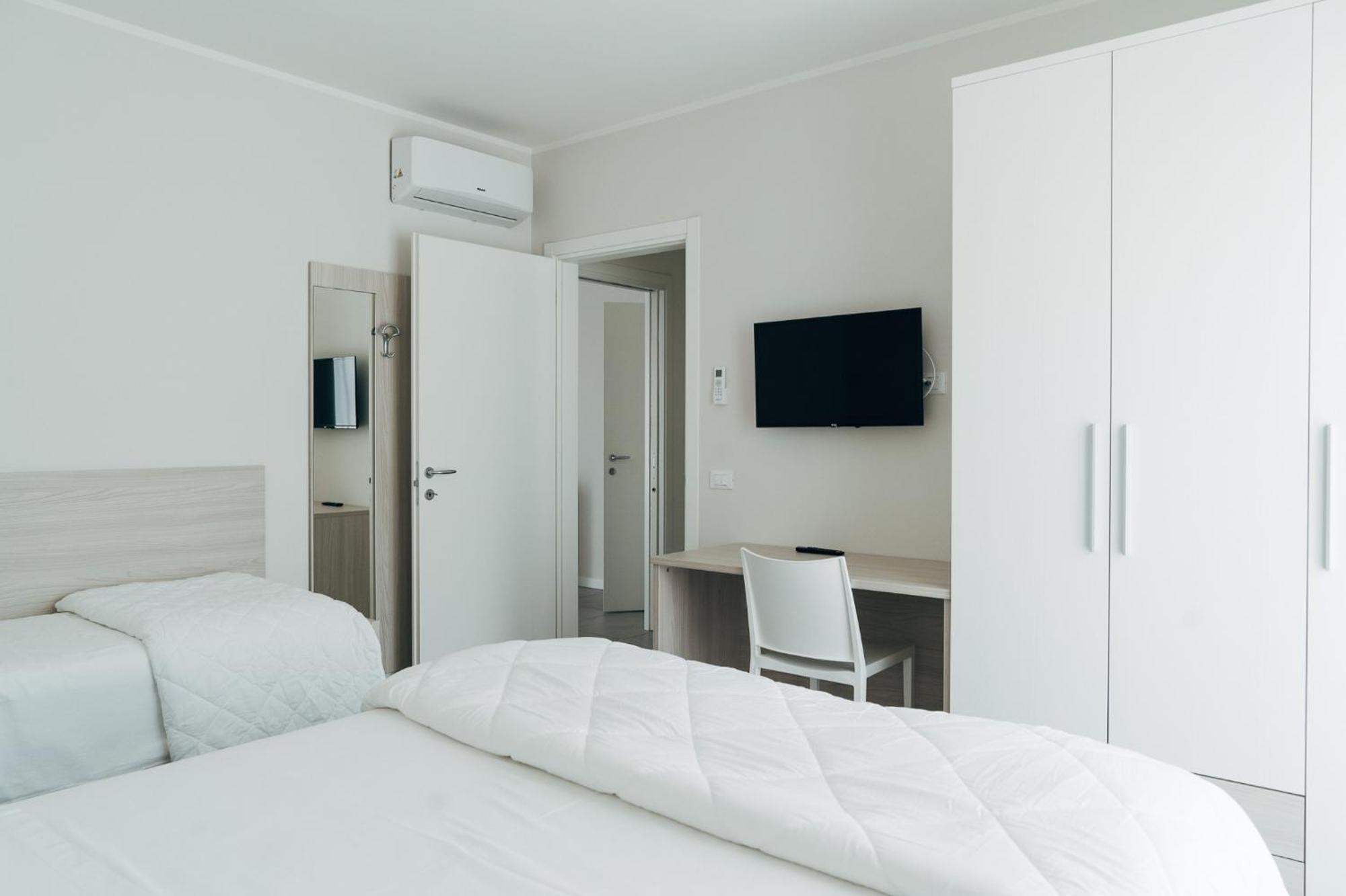 The Prince - Luxury Apartments With Pool Пескьера-дель-Гарда Экстерьер фото